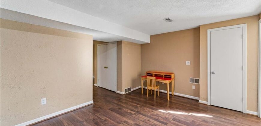 700 NE 55TH Street, Kansas City, MO 64118