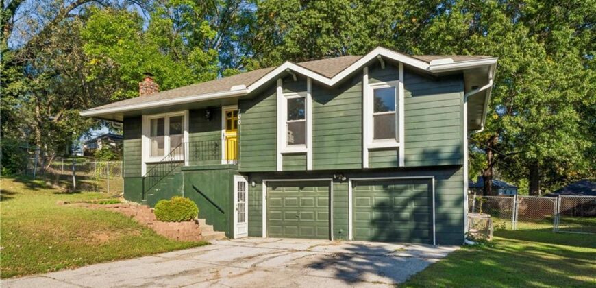700 NE 55TH Street, Kansas City, MO 64118