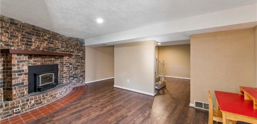 700 NE 55TH Street, Kansas City, MO 64118
