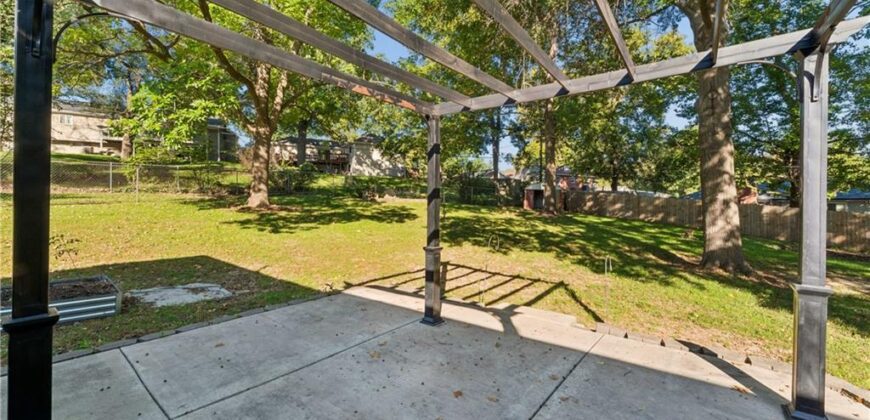 700 NE 55TH Street, Kansas City, MO 64118