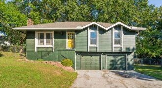 700 NE 55TH Street, Kansas City, MO 64118
