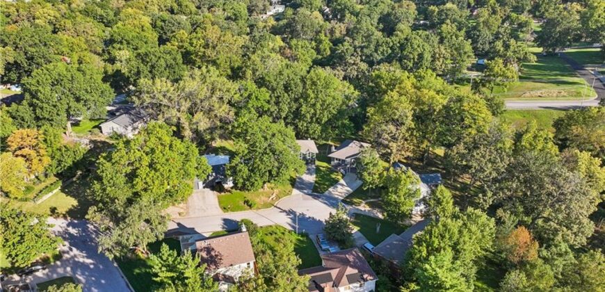 700 NE 55TH Street, Kansas City, MO 64118