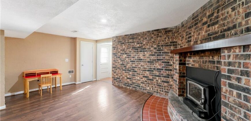 700 NE 55TH Street, Kansas City, MO 64118