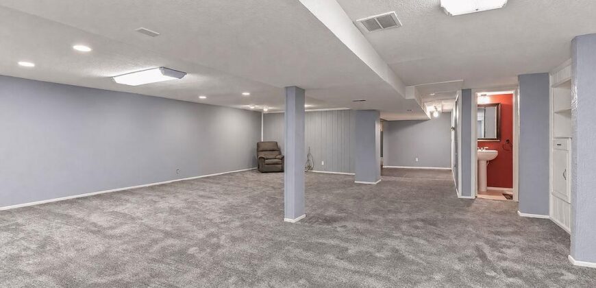 8148 NW Twin Oaks Drive, Kansas City, MO 64151