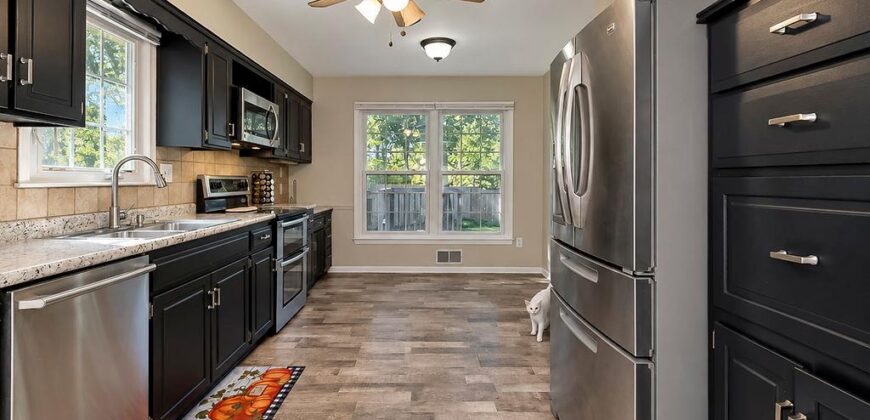8148 NW Twin Oaks Drive, Kansas City, MO 64151