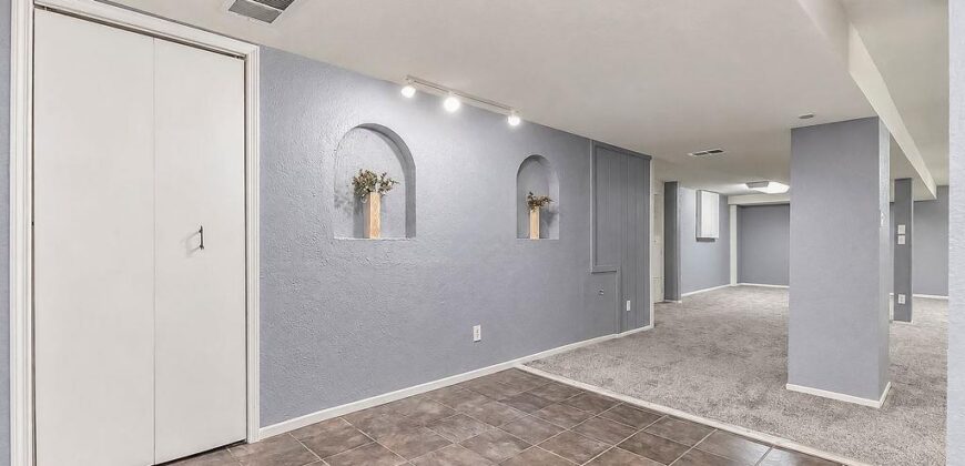8148 NW Twin Oaks Drive, Kansas City, MO 64151