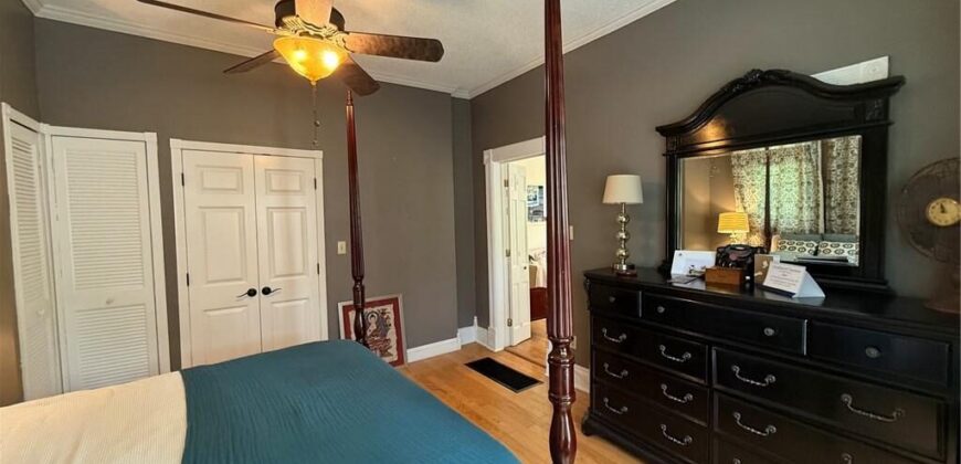 6 W 12th Street, Parkville, MO 64152