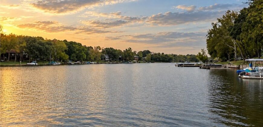 8311 NW Hillside Drive, Weatherby Lake, MO 64152