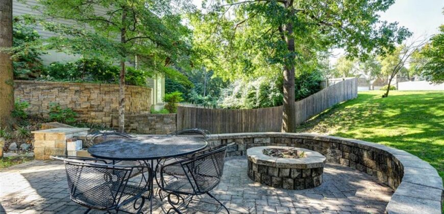 719 White Oak Lane, Gladstone, MO 64116
