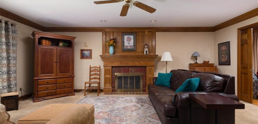 719 White Oak Lane, Gladstone, MO 64116