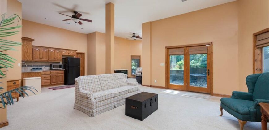 719 White Oak Lane, Gladstone, MO 64116