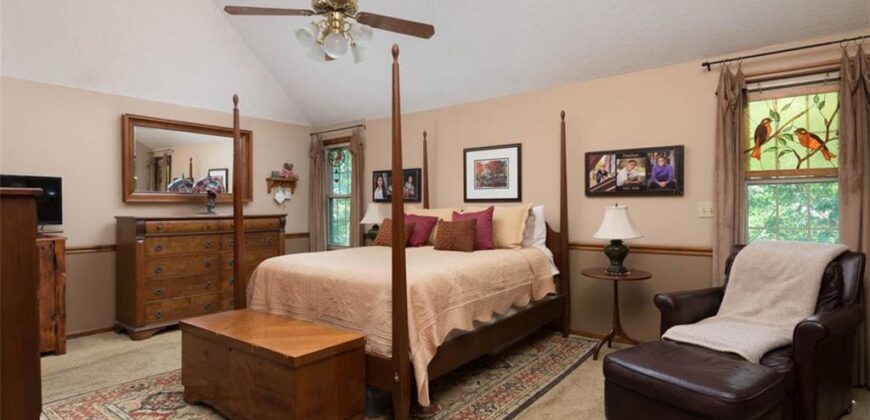 719 White Oak Lane, Gladstone, MO 64116
