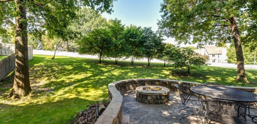 719 White Oak Lane, Gladstone, MO 64116