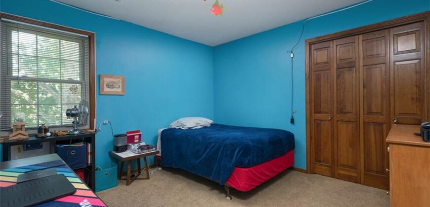 719 White Oak Lane, Gladstone, MO 64116