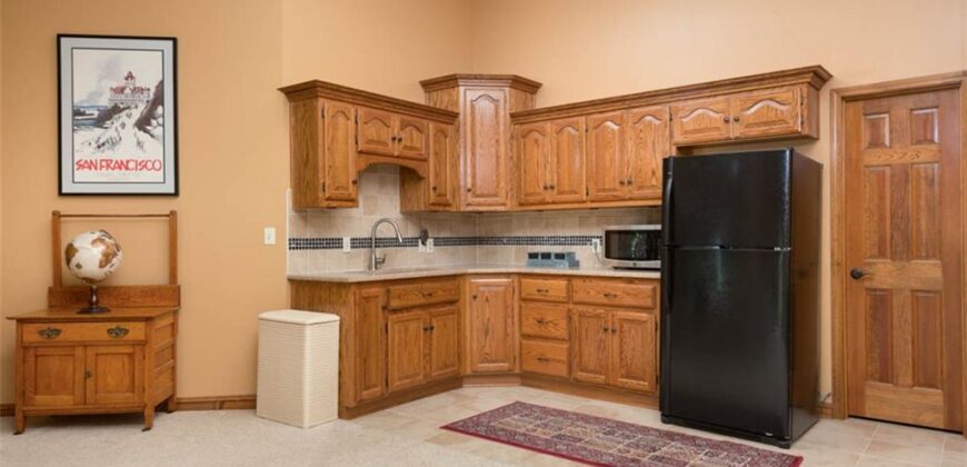 719 White Oak Lane, Gladstone, MO 64116