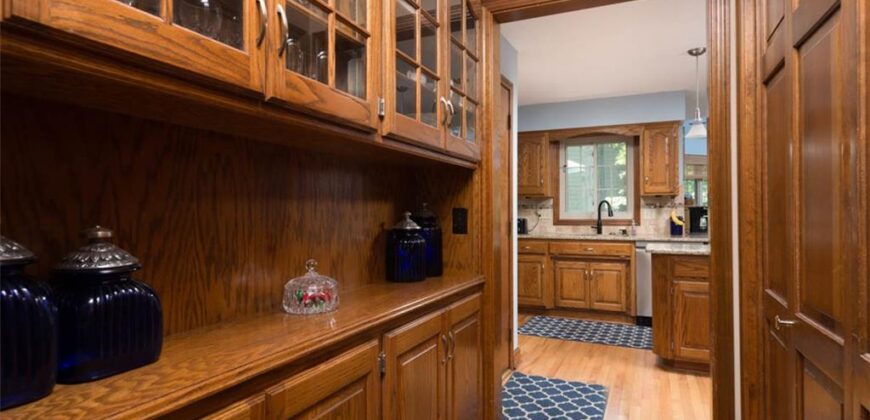 719 White Oak Lane, Gladstone, MO 64116
