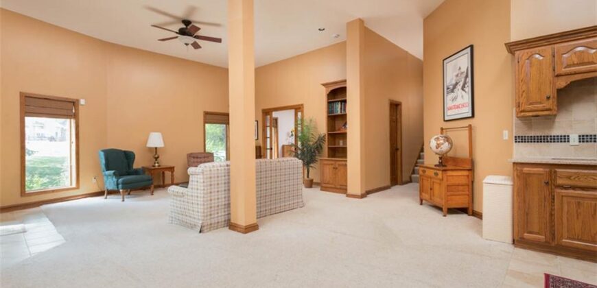 719 White Oak Lane, Gladstone, MO 64116