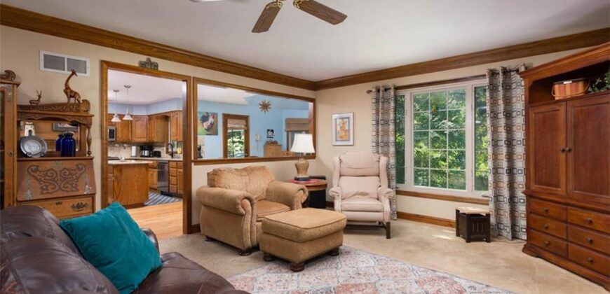 719 White Oak Lane, Gladstone, MO 64116