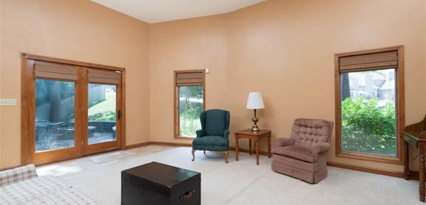 719 White Oak Lane, Gladstone, MO 64116