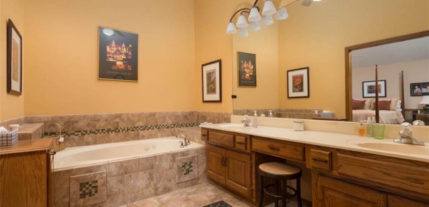 719 White Oak Lane, Gladstone, MO 64116