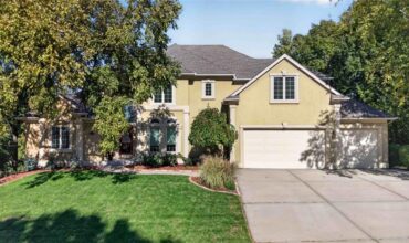 6119 S National Drive, Parkville, MO 64152