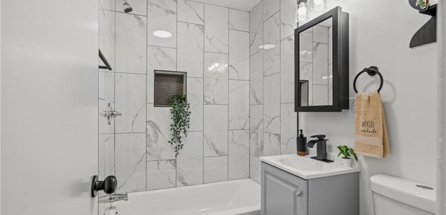2404 NE 60TH Street, Gladstone, MO 64118