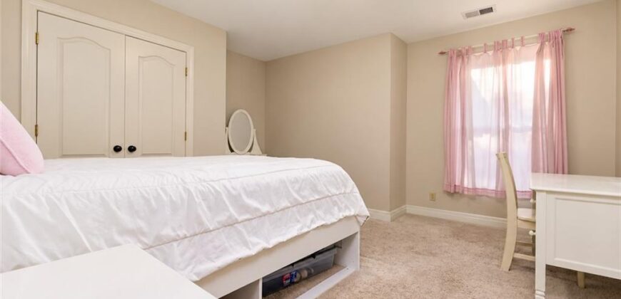 10245 Magnolia Lane, Parkville, MO 64152