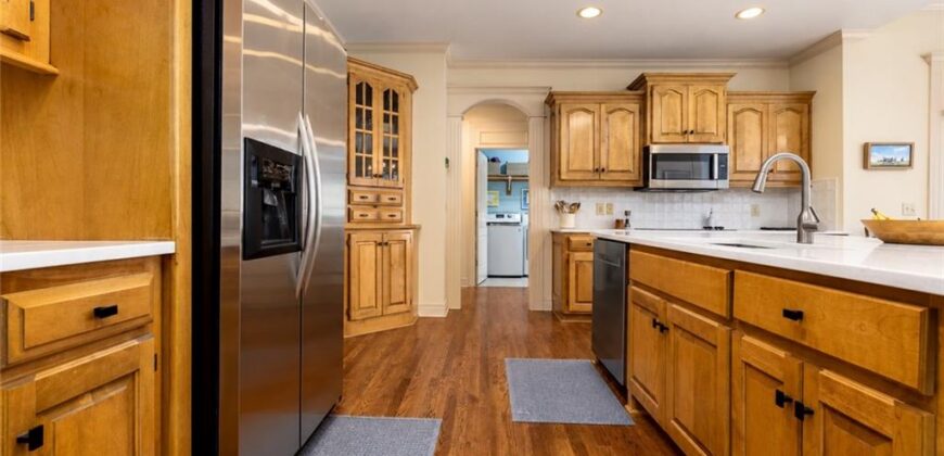 10245 Magnolia Lane, Parkville, MO 64152