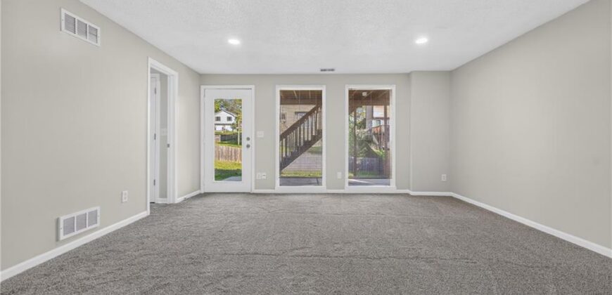 6529 NW Hidden Valley Road, Kansas City, MO 64152