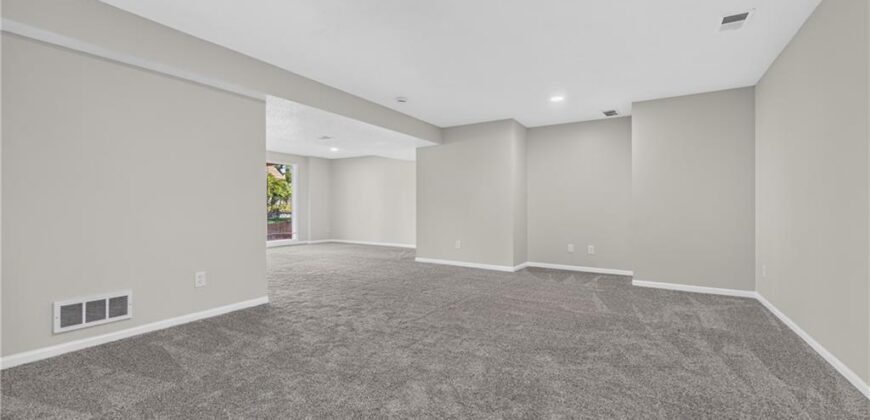 6529 NW Hidden Valley Road, Kansas City, MO 64152