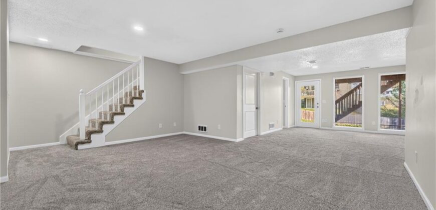 6529 NW Hidden Valley Road, Kansas City, MO 64152